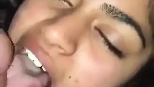 Sri Lankalı üvey kız kardeşim evde oral seks yapıyor