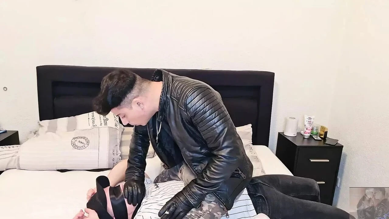Porno gay con leather: sexo anal y mamada profunda