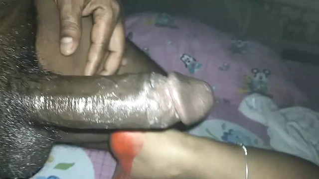 Dans eden seks sneha yenge kamar hila hila kar chudwa rahi thi raat ko jb sabhi so gaye karanlıkta sikişebilir amcık