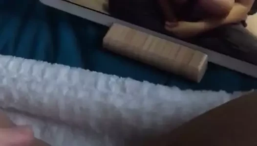 Arkadaş onu sıkı kedi ile oynuyor