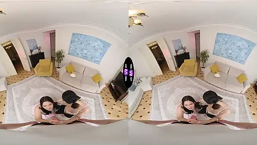 Azgın sürtükler Roxy ve Amelia ona çifte saksoyla teşekkür ediyor - teenmegaworld
