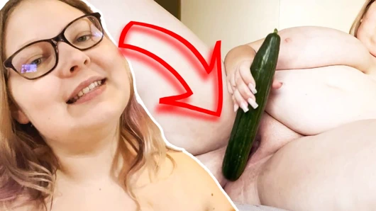 18 yaşındaki şişman genç kız büyük salatalık ile amını genişletiyor