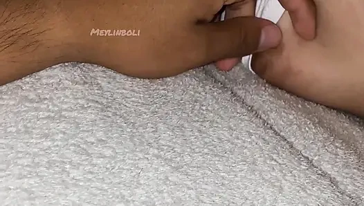 CORNUDO DEJA SOLA AL SU MUJER MIENTRAS EL TRABAJA YO COY AL SU CASA A FOLLAR A LA MUJER