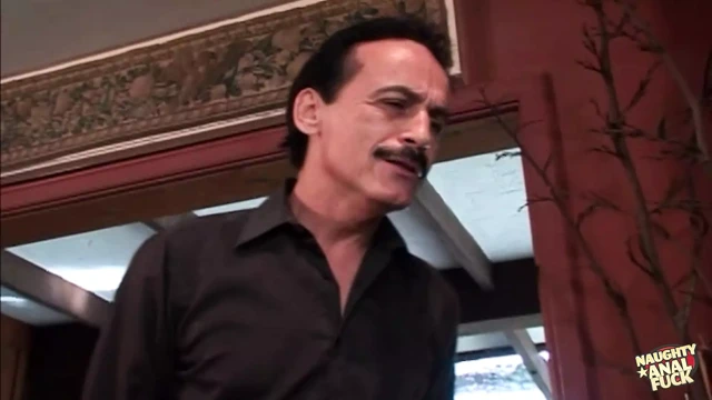 Şehvetli esmer son göt sikiş seanslarından önce erkeğinden ayrılmıyor