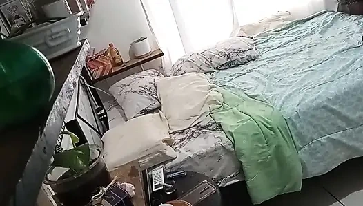 Olgun orta yaşlı seksi kadın odasını temizliyor 1