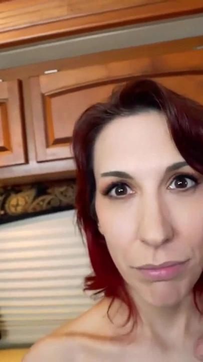 Scarlet Foxx mürekkepli kızıl saçlı orta yaşlı seksi kadın ıslak göt yalama ve tutkulu elle muamele ateşli! | Klip 2