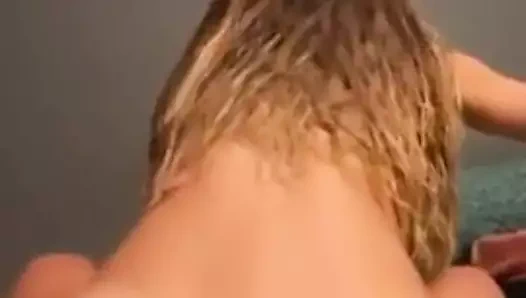 Sevgilin onu arkandan sikiyor