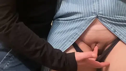 OMG!!! Bir yabancı metroda sikini ovuyor ve amımı parmaklıyor