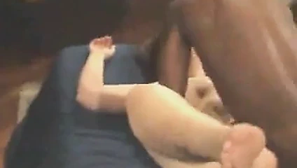 Sıcak esmer sikme büyük siyah horoz