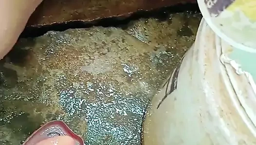 Ateşli seksi banyo yüzünü ortaya çıkarıyor queen4desi