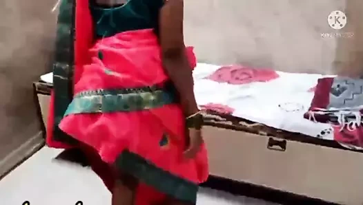 Rakhi aunty apne pati ko kaam pe bej ne ke baad chudti thi