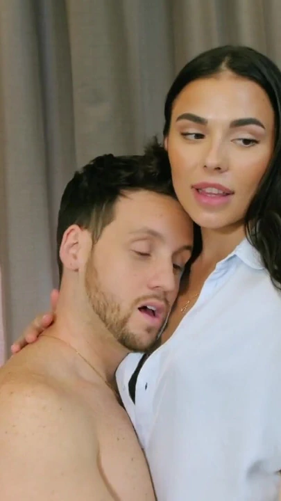 Fotoğrafçı utangaç adamı sikişmesi için baştan çıkarıyor | Klip 1