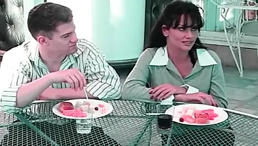 Veranda masasında sarışın baştan çıkarıcı kadın: ateşli oral eğlence