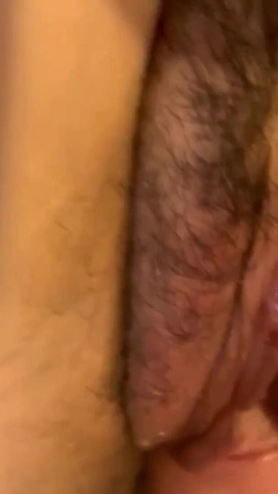 İtalyan orta yaşlı seksi kadın fışkırtıyor ve ben onun kıllı amına boşalıyorum. Amatör ilk kez fışkırtıyor | Klip 2