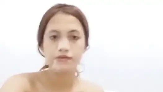 Minyon vücutlu seksi pinay duş alıyor