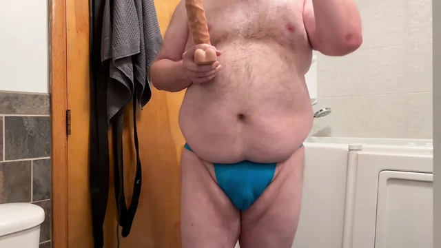 Büyük göbekli tombul dildo kullanırken jockstrap üzerinden fışkırtıyor