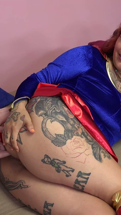 Profesör inek süper kahraman Gia Lovely'ye yumruk atıyor