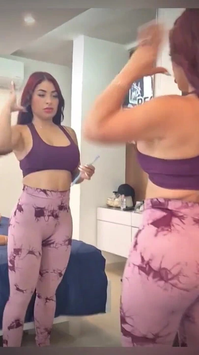 Otobüste bir yabancıyı sikiyorum ve onu çok sevdiği taytına boşaltıyorum | Klip 1