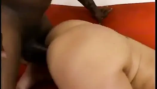Seksi ırklararası kıvırcık saçlı sürtük büyük zenci yarağına biniyor ve yüzüne boşaltıyor