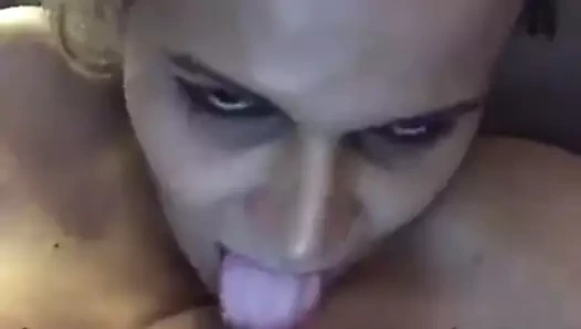 Amica eccitata si lecca una tetta xxx