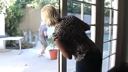 Sophia Mounds oturma odasında dövmeleriyle sikişiyor