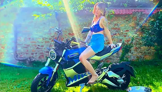 Motosikletli amcık ıslak azdırıyor ve orgazm oluyor