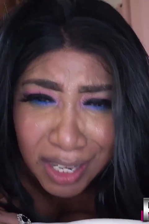 İri güzel orta yaşlı seksi üvey anne Cotton Candi siyah üvey oğluyla sikişiyor