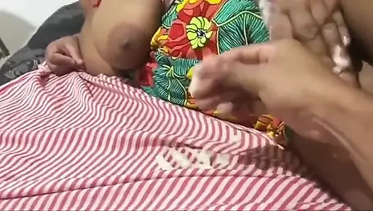 Futanari üvey annemin üzerinde büyük bir dildo yakaladım