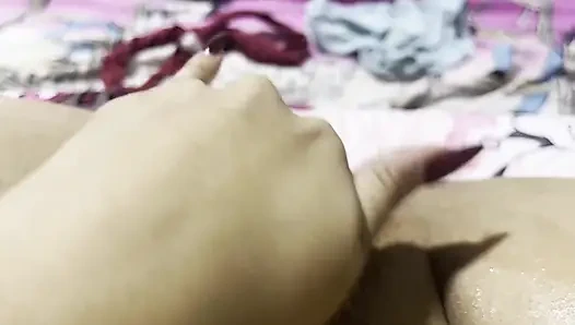 Kadın lezzeti ise sulu vajinasını mastürbasyon ederse