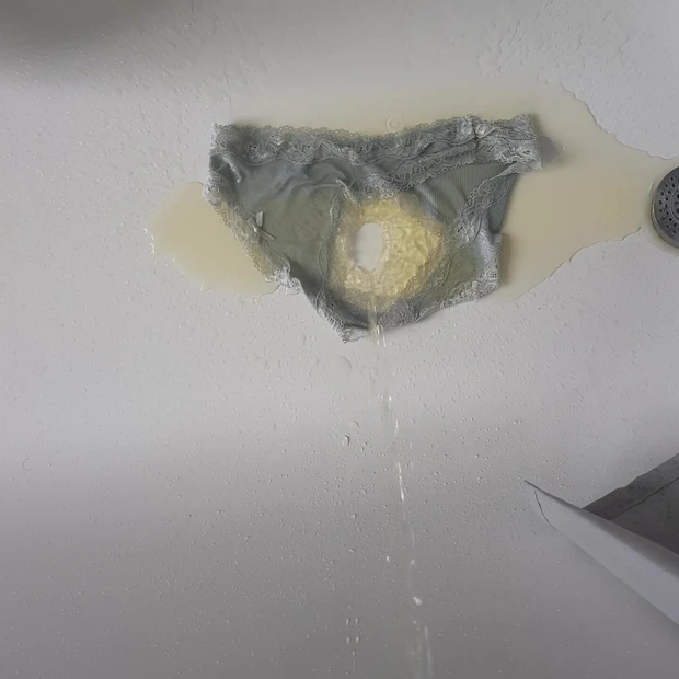 Писаю на задницы моей падчерицы