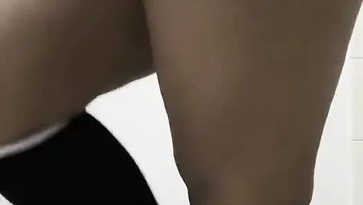 Yere işeyabildiğim sürece çişimi tutarak titriyorum