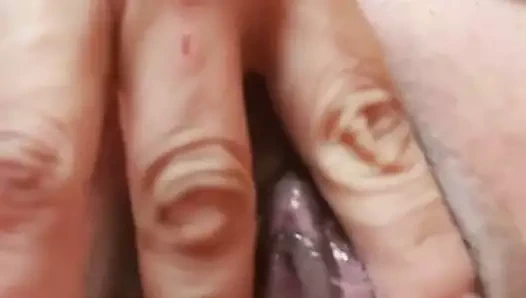 Olgun kadın parmaklarını yiyor