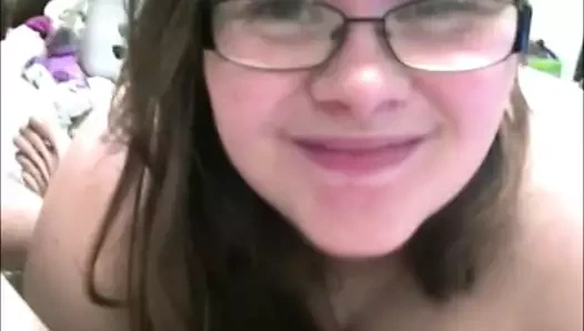 Üniversiteli kız berbat ve yeni oda arkadaşının boşalmasını yutar