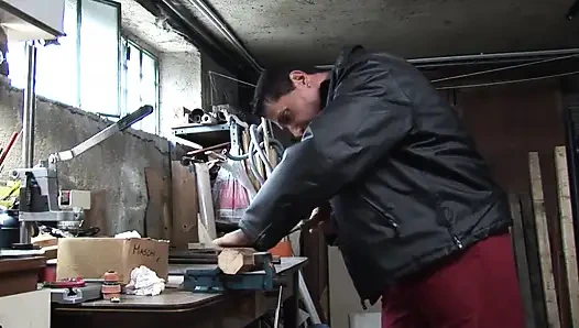 Azgın olgun ağzına boşalana kadar işçinin büyük yarağı tarafından sikiliyor