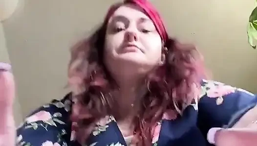 Giantess bir minik keşfediyor ve onu ayak kölesi ve yumuşak oyuncak haline dönüştürmekten eğleniyor