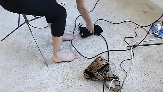 Ateşli esmer büyük siyah yarağı emiyor ve biniyor