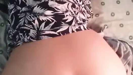Orta yaşlı seksi kadın baharda komşusu tarafından sikiliyor