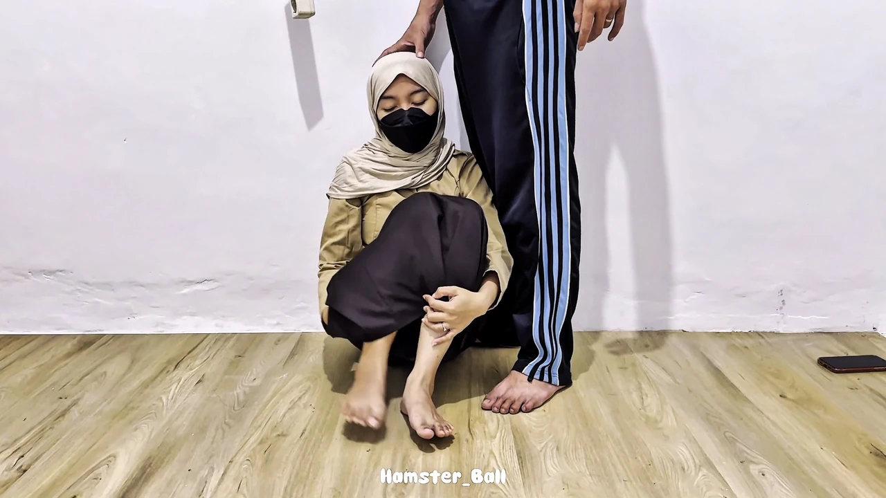 हिजाब लड़की स्काउटिंग के बाद कक्षा में जिम शिक्षक को डेट करती है