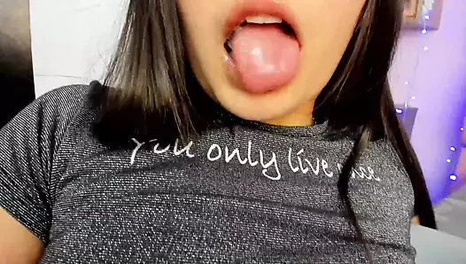 Güzel web kamerası modeli Salome Colucci sıkı götünü gösteriyor ve parmaklarıyla dilate etmeye çalışarak kendini uyarıyor