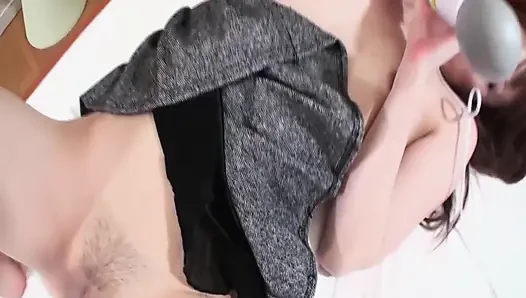 Orta yaşlı seksi kadınlar yarak emiyor ve yüzüne boşalana kadar sert sikiliyor
