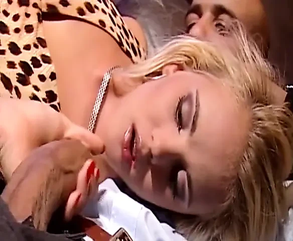 Sarışın Alman genç kız klasik yaş boşluğu sahnesinde anal sikiliyor #2