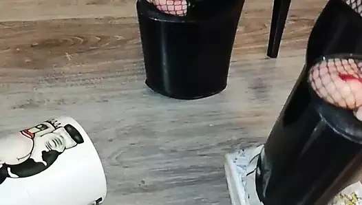 Leydi beyaz bardağı eziyorum.(video kısa versiyonu)