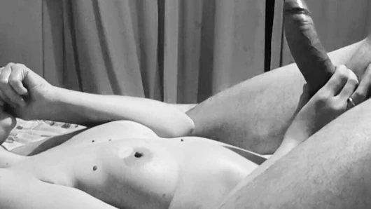 Doğal memeli ve büyük götlü kız arkadaşım karnında dölümü hissedene kadar beni mastürbasyon yapıyor