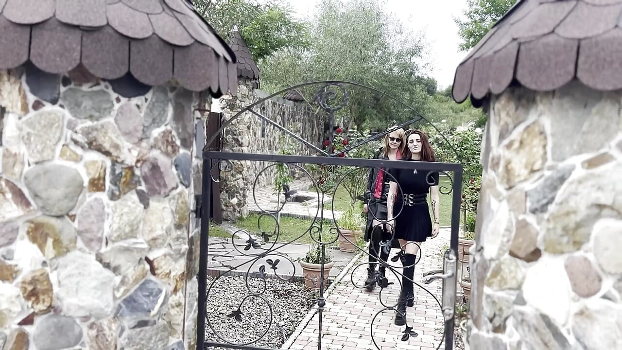 LEZBIYEN ANAL SIKIŞME MAKINESIYLE ESNETIYOR