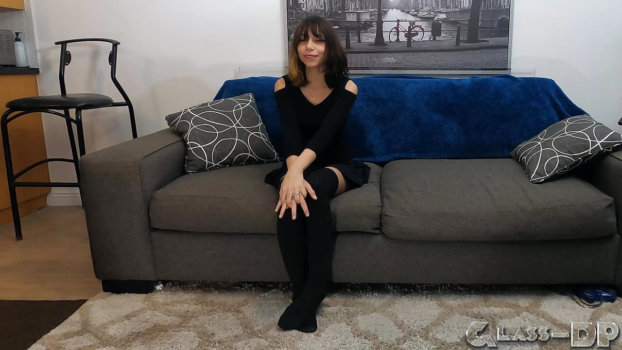 18 yaşındaki sıska kız kamerada götünü sikiyor