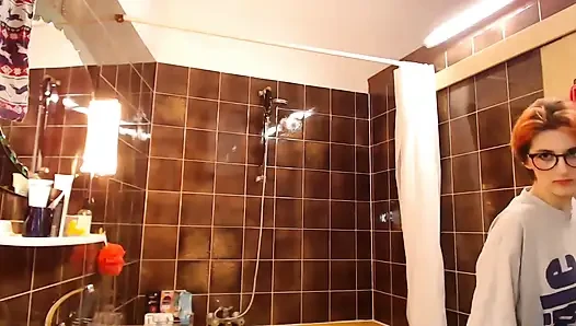 Saçımı kamerada tekrar kırmızıya boyatıyor