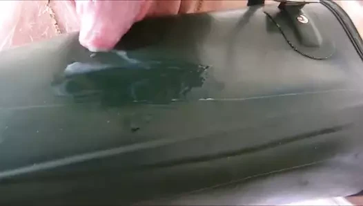 Avcı çizmelerimin dölünü yalıyorum