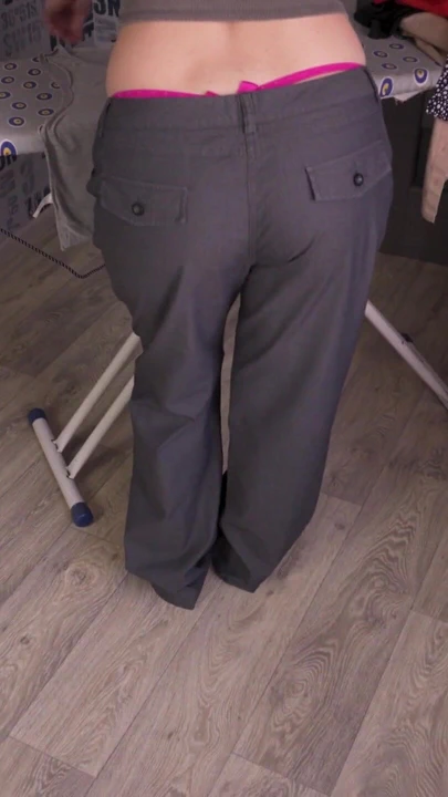 Seksi evli kadın pantolonunun enf fetişine düşüşünü fark etmiyor | Klip 1