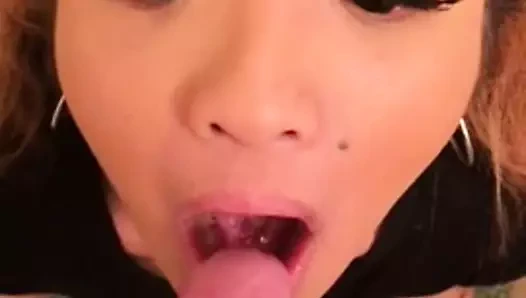 Güzel Asyalı kız işemek içmek istiyorum