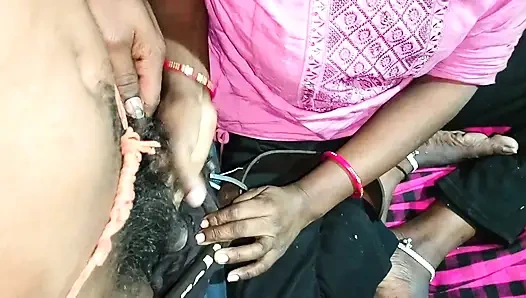 Baldız kayınbiraderi aradı ve penisini emdi. Kocası evde değildi. Yoğun seks. Sarita Naga.